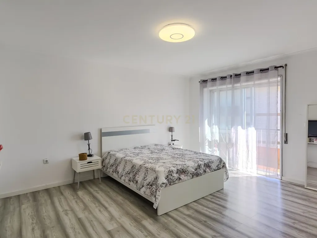Apartamento T2, de 2 frentes, localizado em Rio Tinto, com Sótão e Garagem Box - Image 16