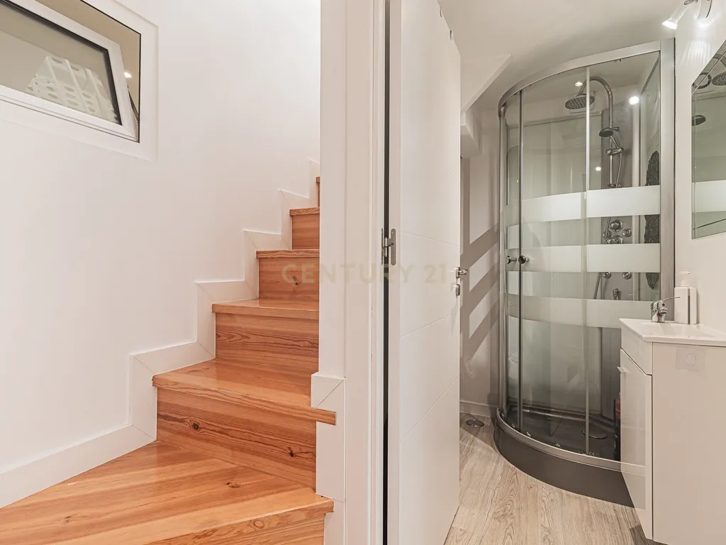 Moradia T2 Renovada em Fanhões – Conforto e Tranquilidade às Portas da Cidade - Image 18