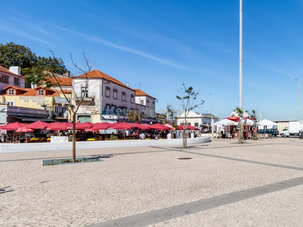 T2 com Potencial no Coração de Cacilhas Prático, Central e com o Charme da Tradição - Image 26