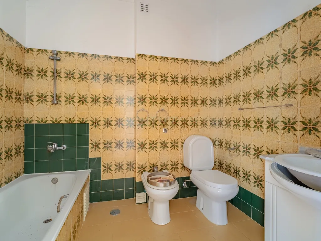 Apartamento T2 em Amora, Seixal - Oportunidade Única! - Image 23