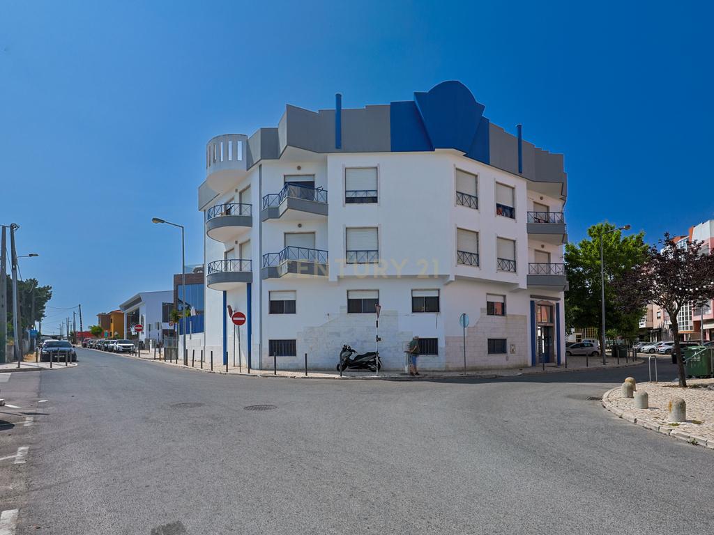 Apartamento T2 nas Quintinhas, Charneca de Caparica, com Terraço e Garagem - Image 23