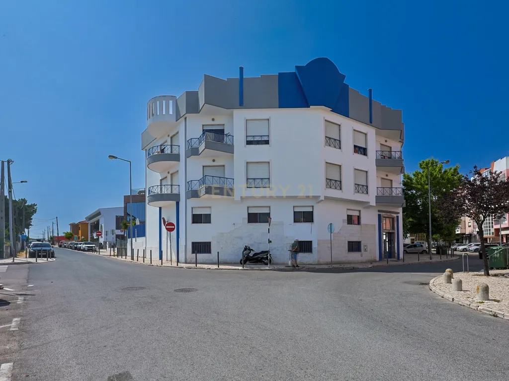 Apartamento T2 nas Quintinhas, Charneca de Caparica, com Terraço e Garagem - Image 23