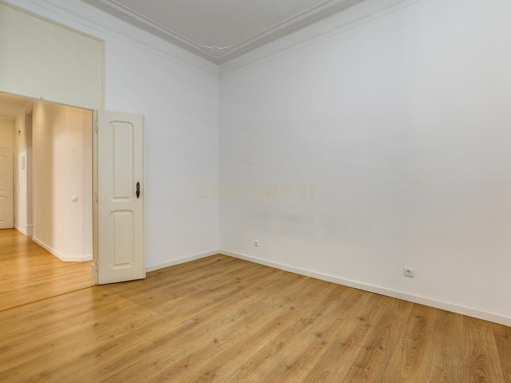 Arrendamento de Apartamento T3, Renovado, na Lapa - Estrela - Image 20