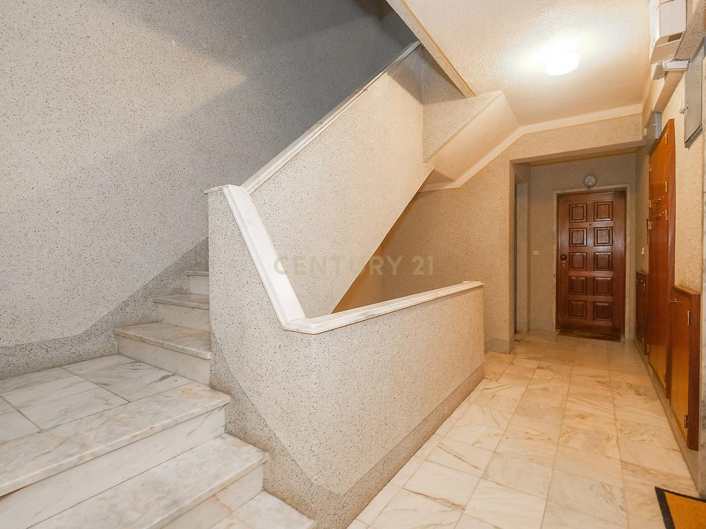 T2 com elevador e arrecadação no Casal do Cotão - Image 21