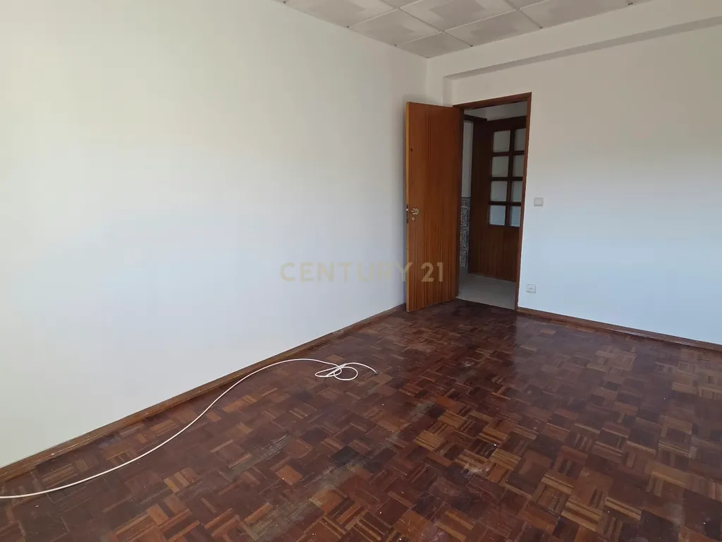 Arrendamento T3 com Garagem | Boas Áreas | Bairro de Santa Apolónia - Image 12
