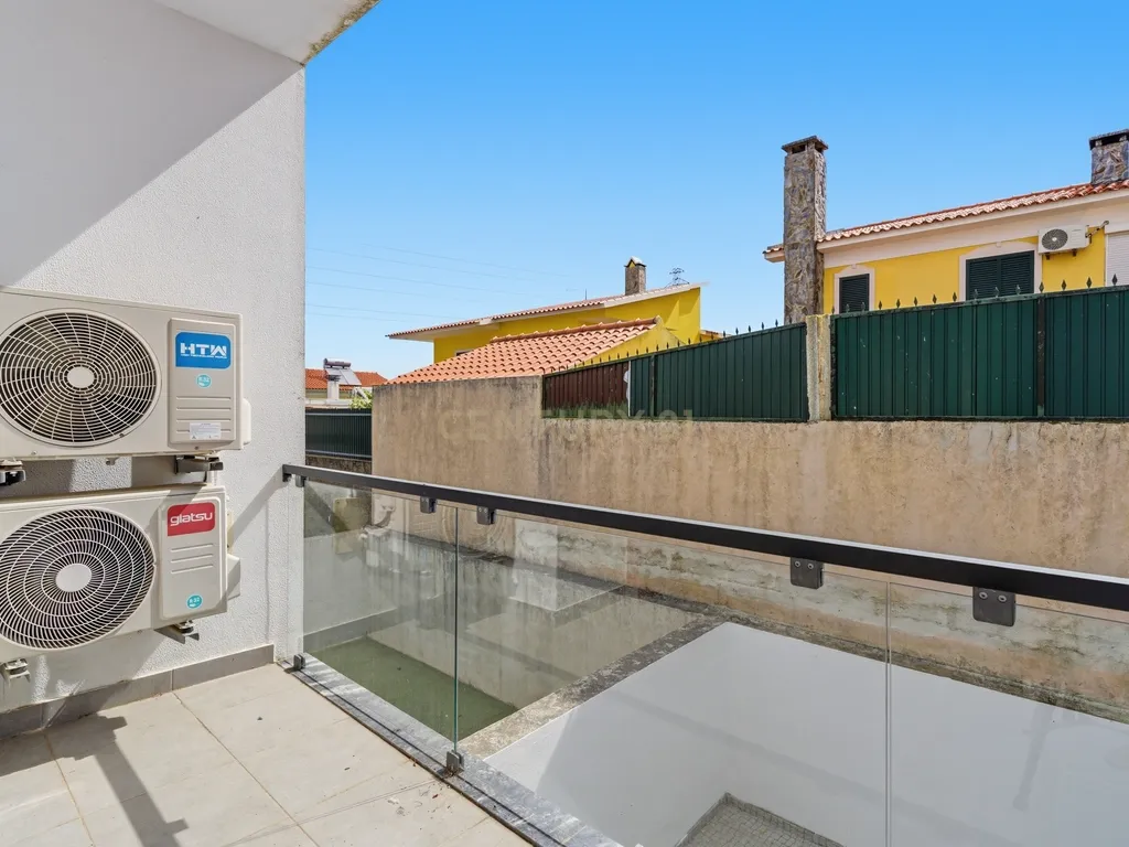 Moradia T3+1 moderna junto a zona verde em Fernão Ferro