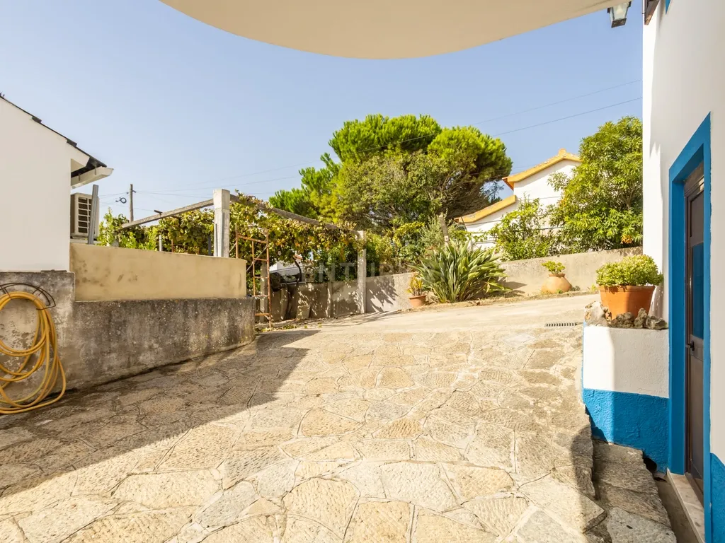 Duas moradias, um terreno com 650 m² e uma vista privilegiada para a Serra de Sintra - Image 5