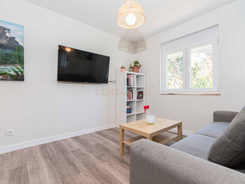 Apartamento T2 Renovado com Vista Panorâmica em Lisboa - Image 7
