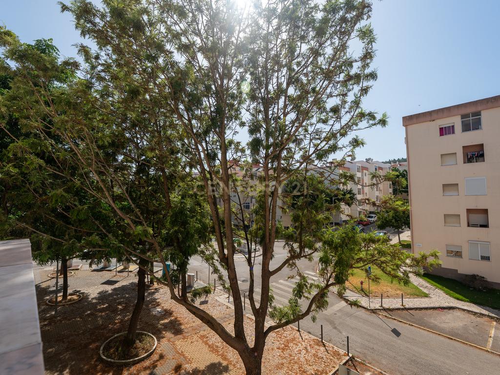 🏡 Oportunidade única: T2 espaçoso, com  varanda e localização privilegiada! - Image 24