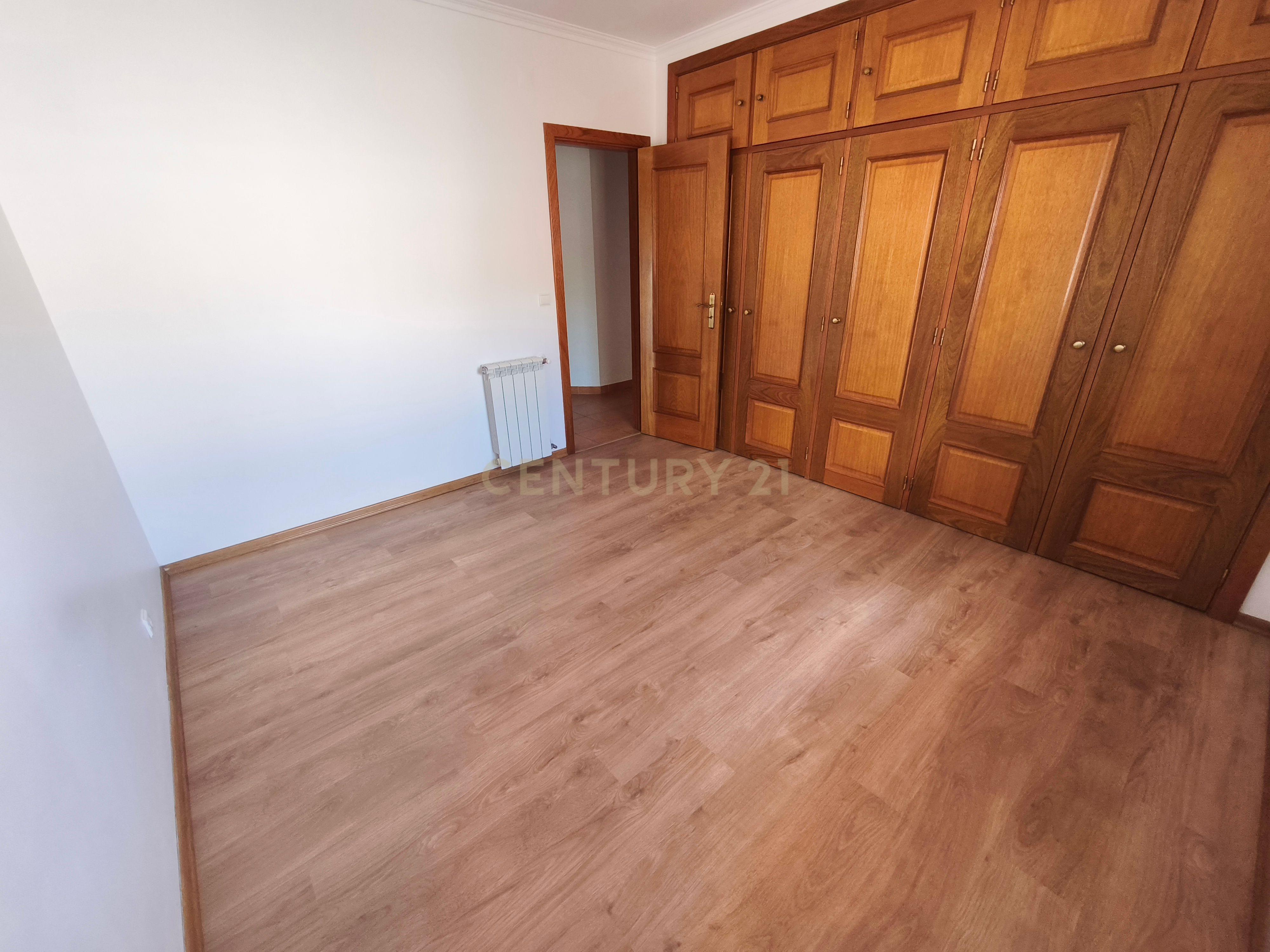 Fotografia 10 de Apartamento T3 para arrendar com terraço de 200m² e garagem para dois carros — Lourinhã