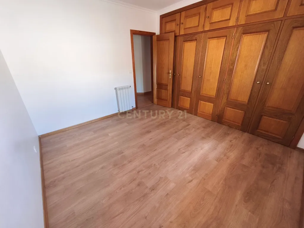 Apartamento T3 para arrendar com terraço de 200m² e garagem para dois carros — Lourinhã - Image 10