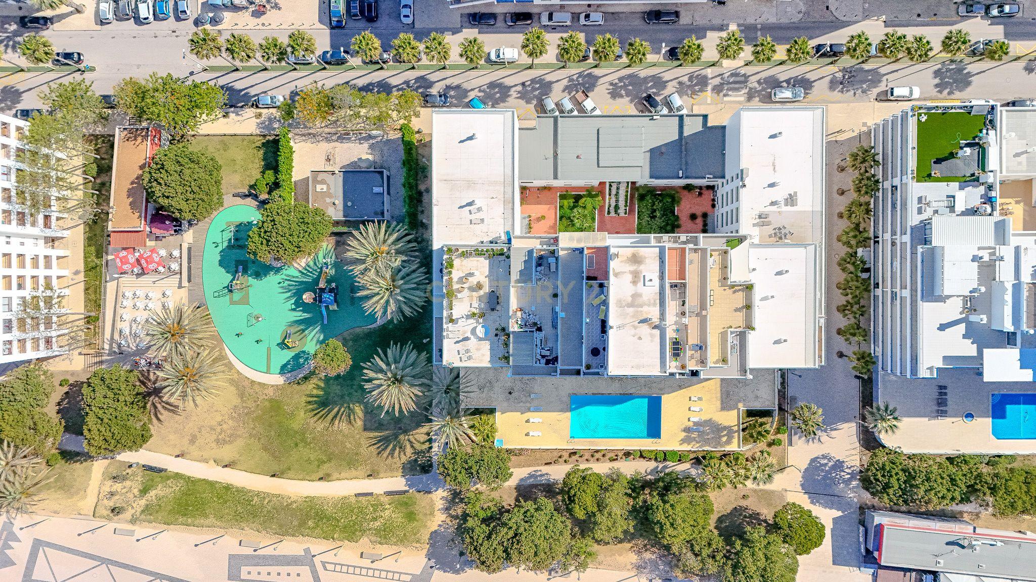 Apartamento T2 com Vista Mar na Primeira Linha de Praia – Quarteira - Image 35