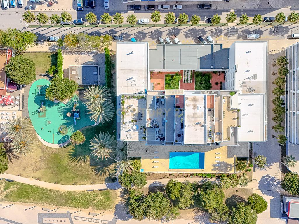 Apartamento T2 com Vista Mar na Primeira Linha de Praia – Quarteira - Image 35