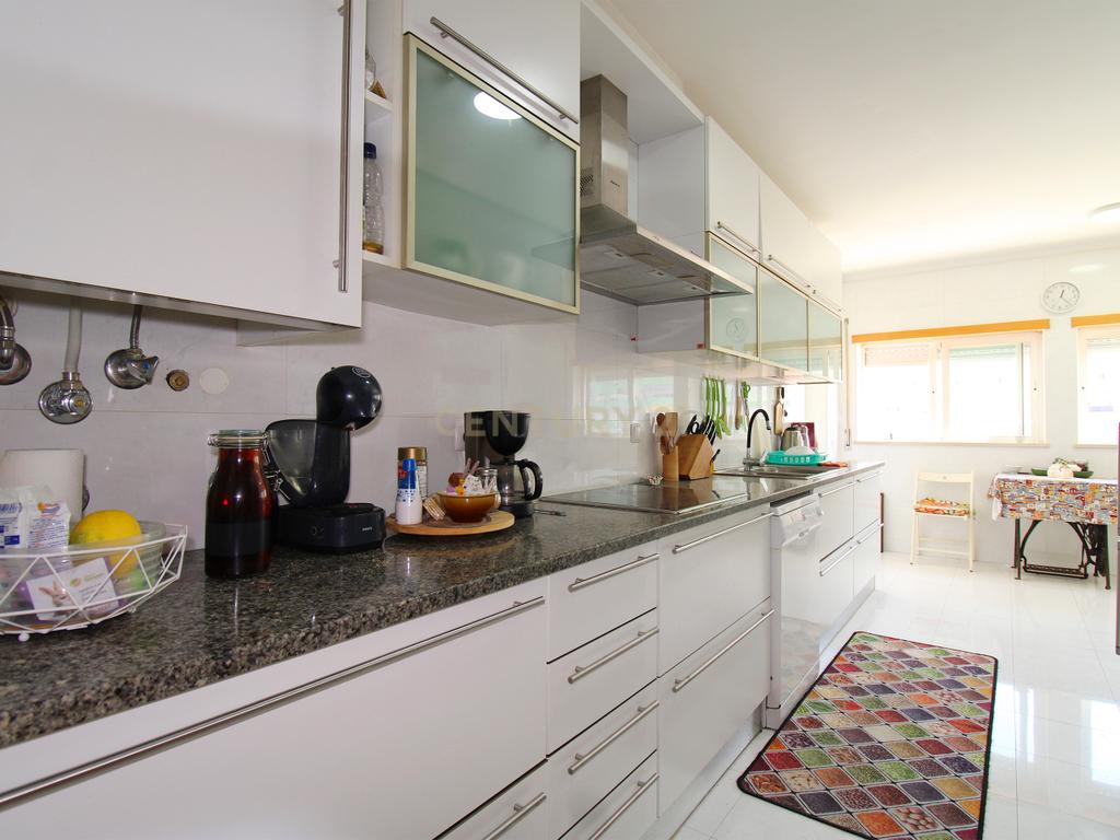 Apartamento T4 com Parqueamento, nas Caldas da Rainha - Image 22