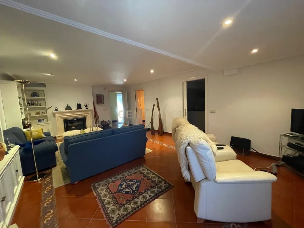 Luxuosa Moradia Renovada em Madrid com Vista para a Cidade - Image 36