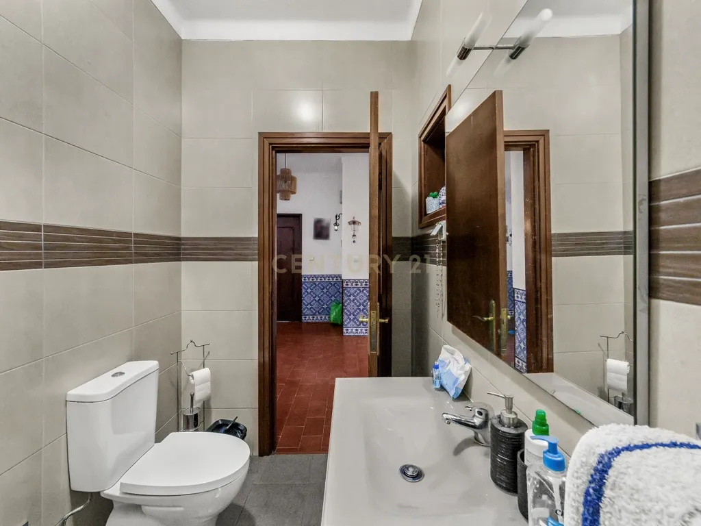 MORADIA T5 COM GARAGEM E PISCINA, 327 M² DE TERRENO PARA USUFRUIR - Image 14
