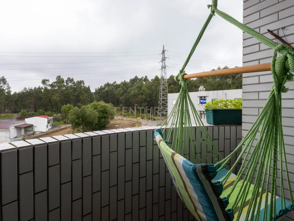 Fantástico Apartamento T2 com Lareira, Varanda e Lugar de Garagem | Fânzeres – Gondomar - Image 6