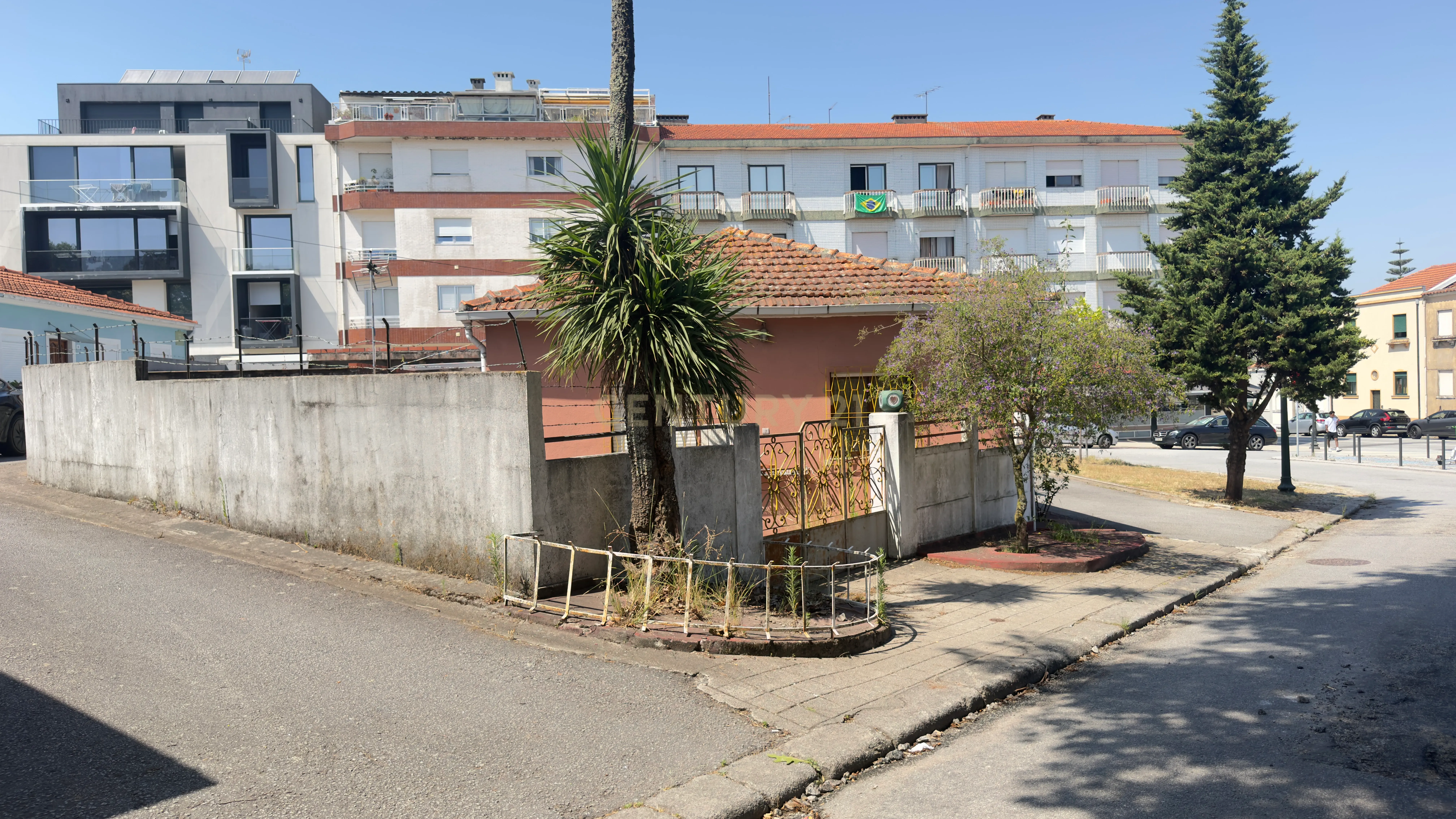 Fotografia 2 de Moradia T3 Térrea para Remodelação | Excelente Oportunidade de Investimento junto ao Hospital de São João