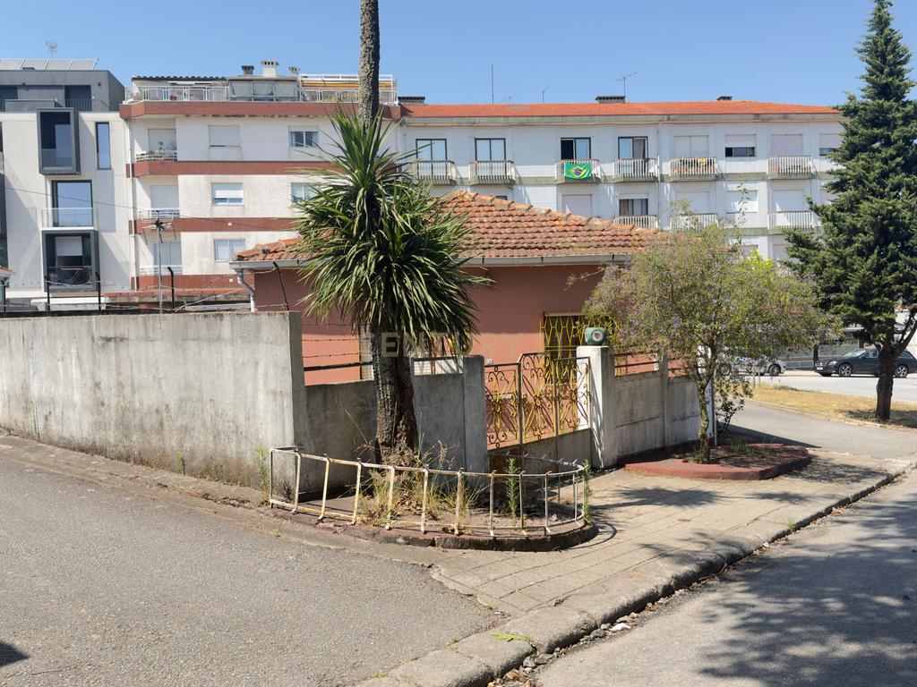 Moradia T3 Térrea para Remodelação | Excelente Oportunidade de Investimento junto ao Hospital de São João - Image 2