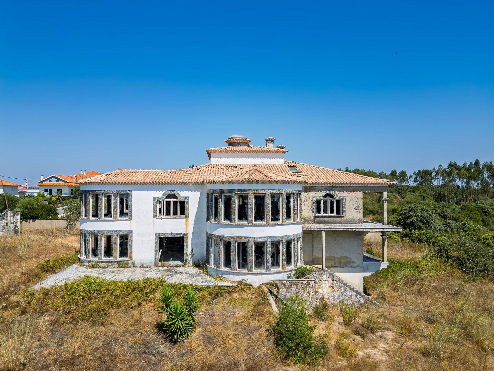 Fotografia 6 de Terreno com área  5.359m2  tendo uma construção inacabada e elevado potencial construtivo em Fátima
