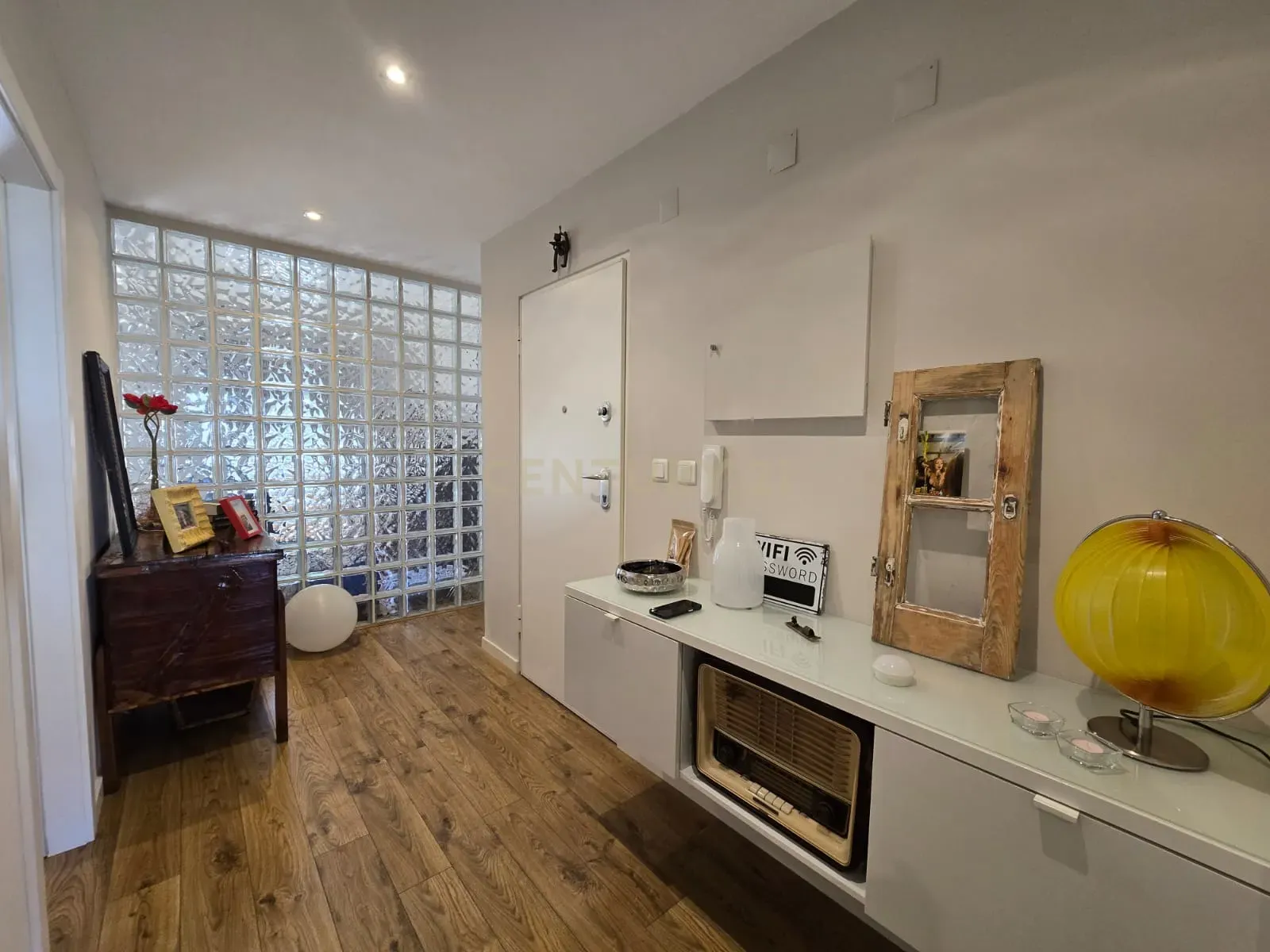Apartamento T3 Transformado em T2 com Acabamentos de Luxo no Centro do Laranjeiro - Image 20