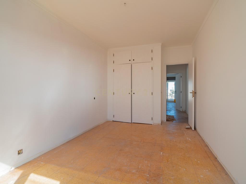 Excelente Apartamento T3 + 1 em remodelação - Image 17