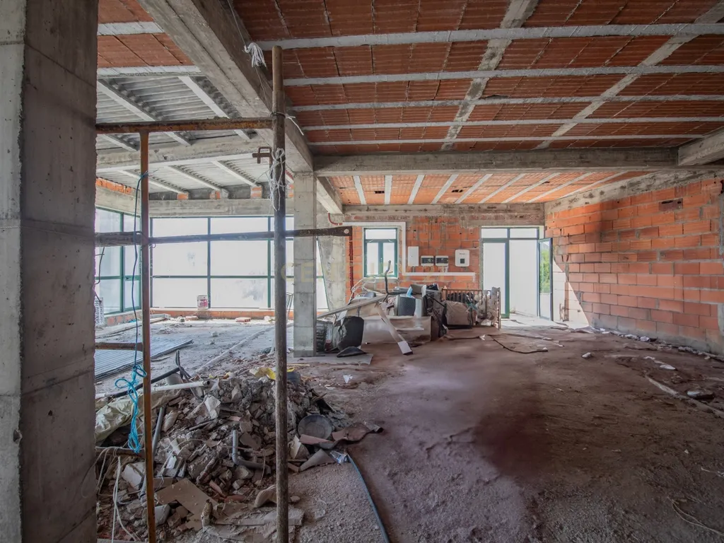 Investimento com Duplo Potencial: Comércio + Habitação em Soure - Image 19