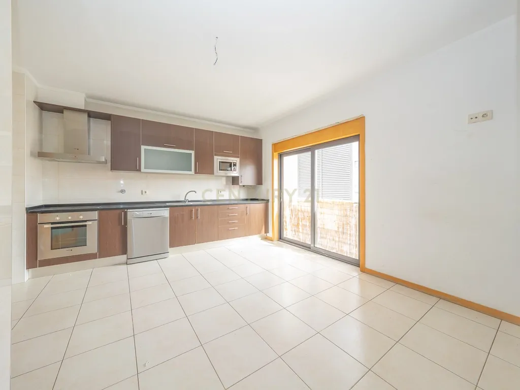 Apartamento T3 com Duas Varandas, Garagem Box e Lugar de estacionamento na Vila Serena, Pinhal Novo - Image 41