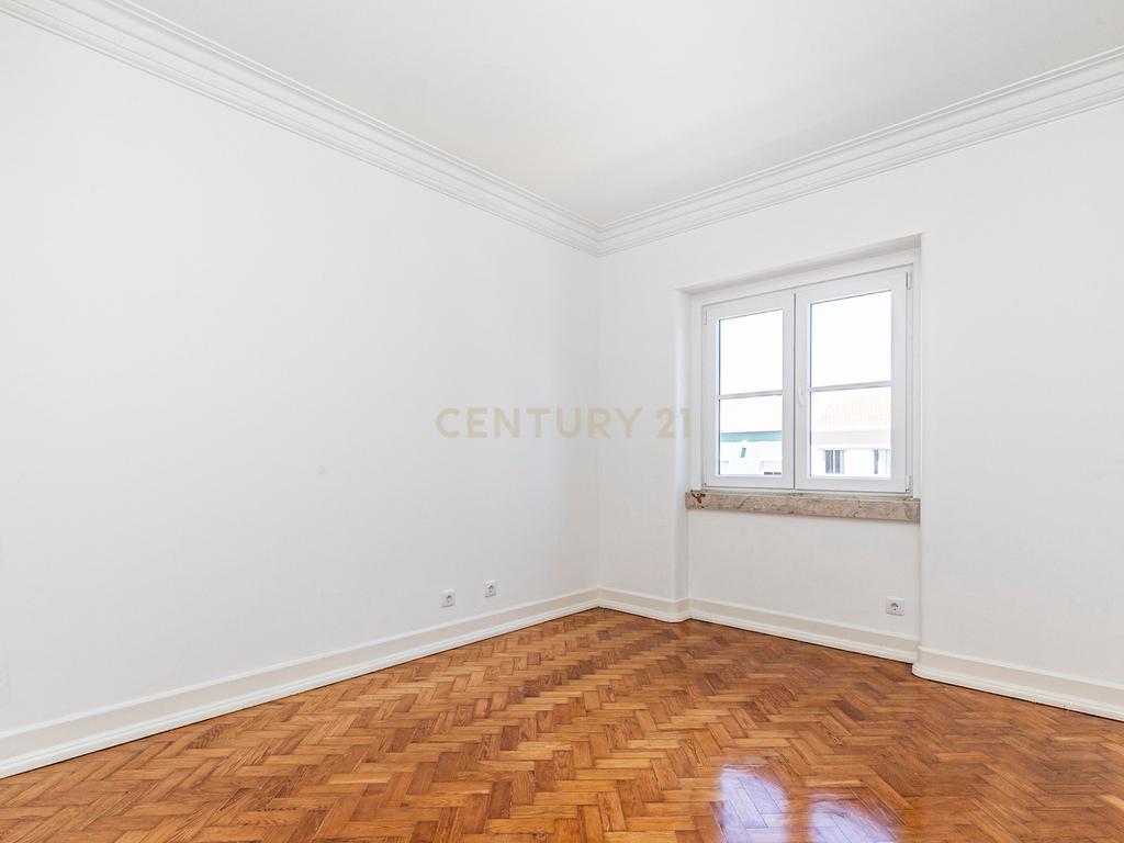 Apartamento T3 renovado para arrendamento na Avenida de Roma com elevador - Image 10