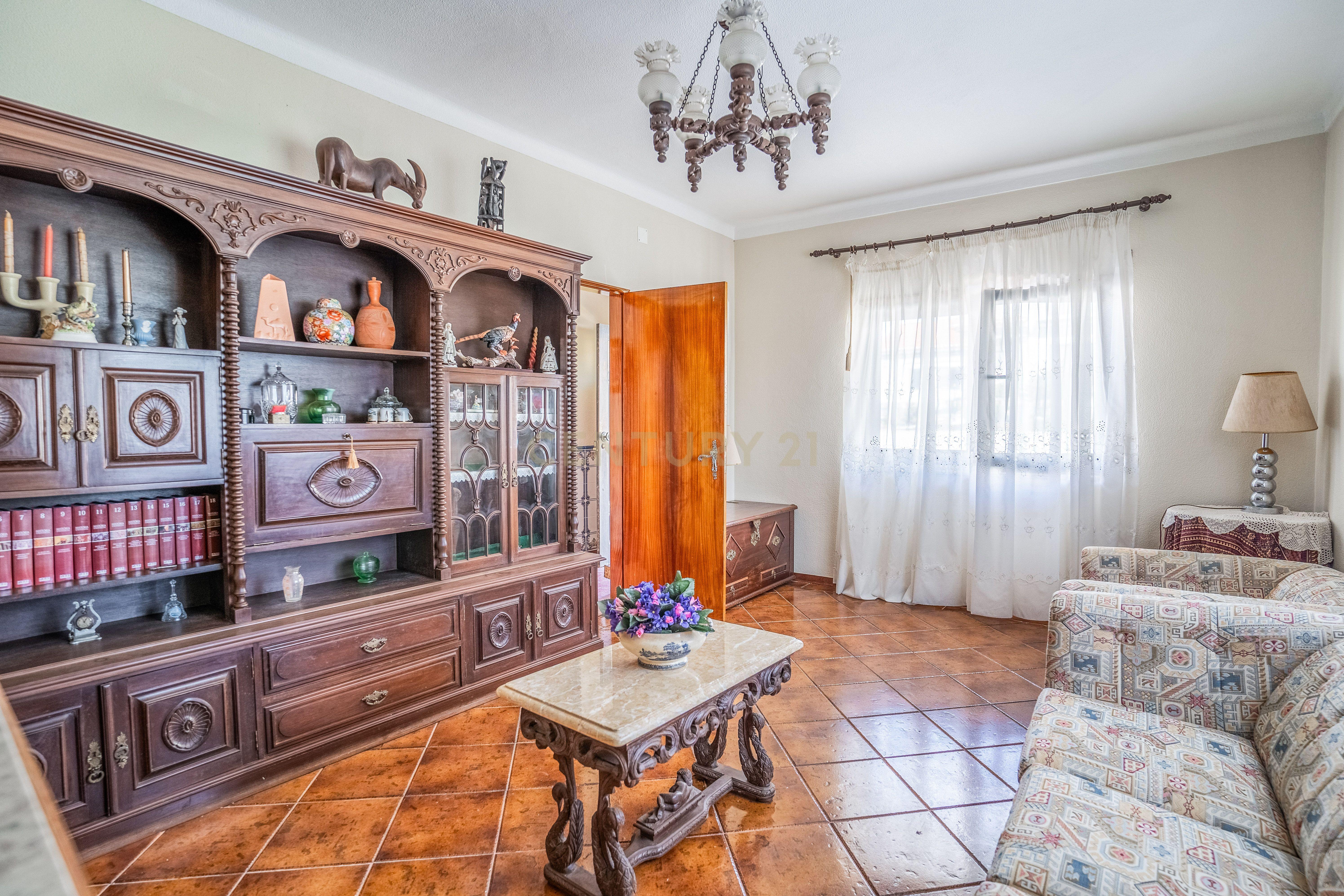 Fotografia 6 de Moradia Bifamiliar com 2 Armazéns de Grande Dimensão