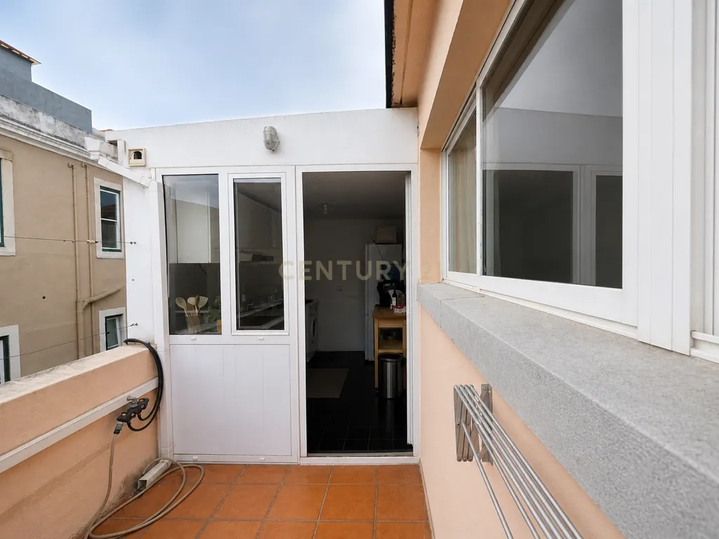 Arrendamento – Elegante Apartamento T1 com Terraço e Vista sobre o Rio Tejo no Chiado. - Image 10