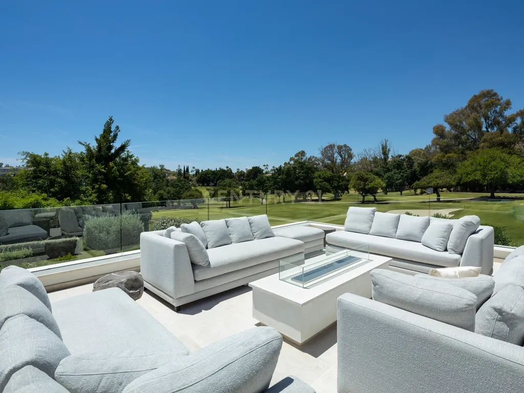Auriga 36 – Elegância atemporal com vista para o campo de golfe em Nueva Andalucía - Image 20
