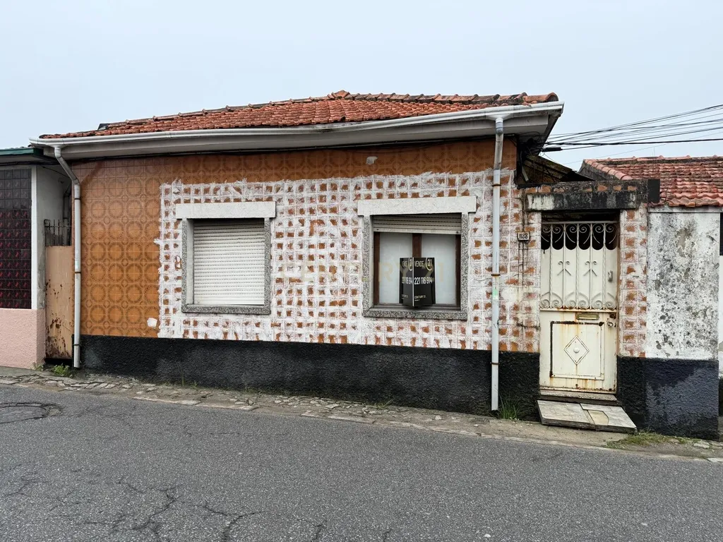 Moradia em Valadares para Restauro ou Reconstrução - Image 1