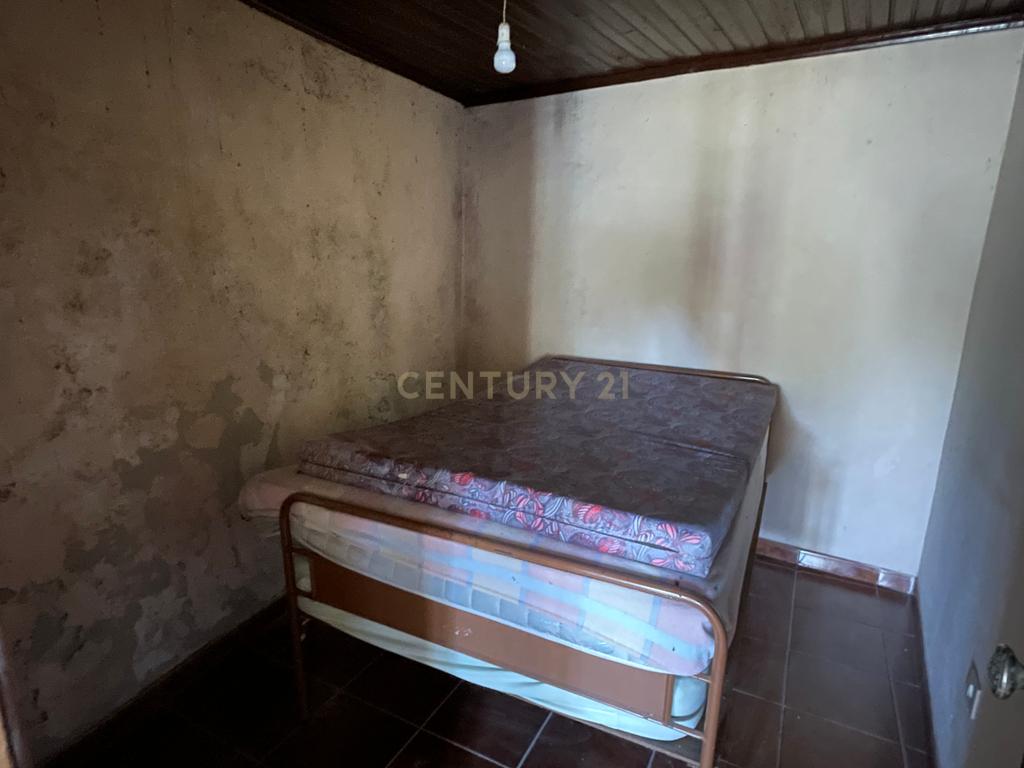 Uma quinta com uma casa que necessita de restauro, situada num terreno de 4000m², cortado por um riacho. - Image 15