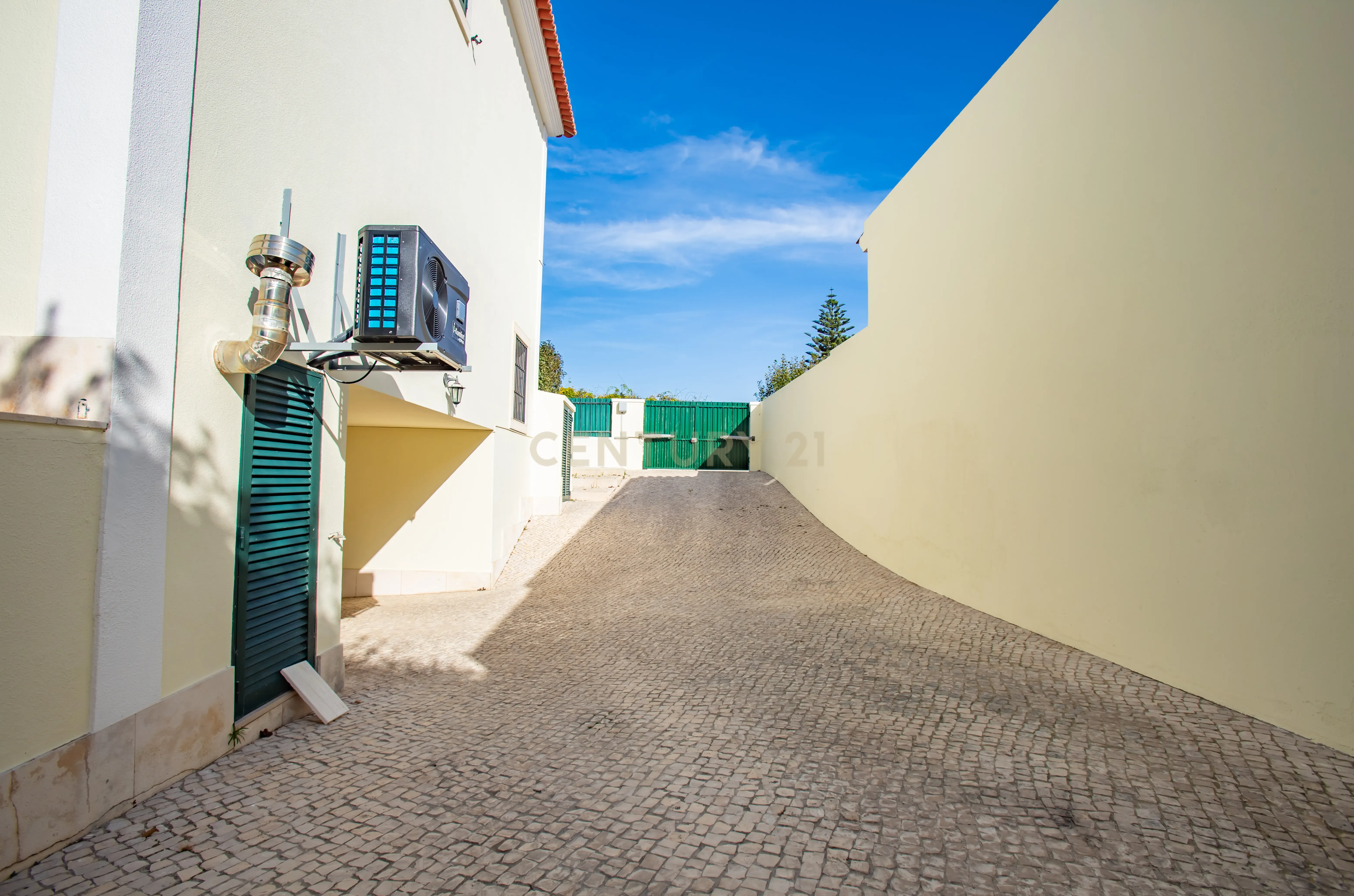 Moradia isolada na Areia , com 627 m2 de área total, piscina e jardim. - Image 31
