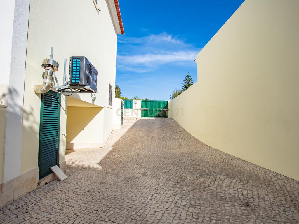 Moradia isolada na Areia , com 627 m2 de área total, piscina e jardim. - Image 31