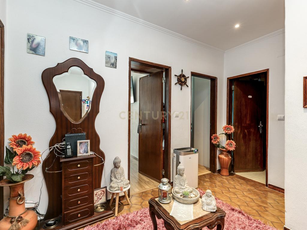 Apartamento T2 com 87 m² em excelente estado – São João da Talha - Image 5