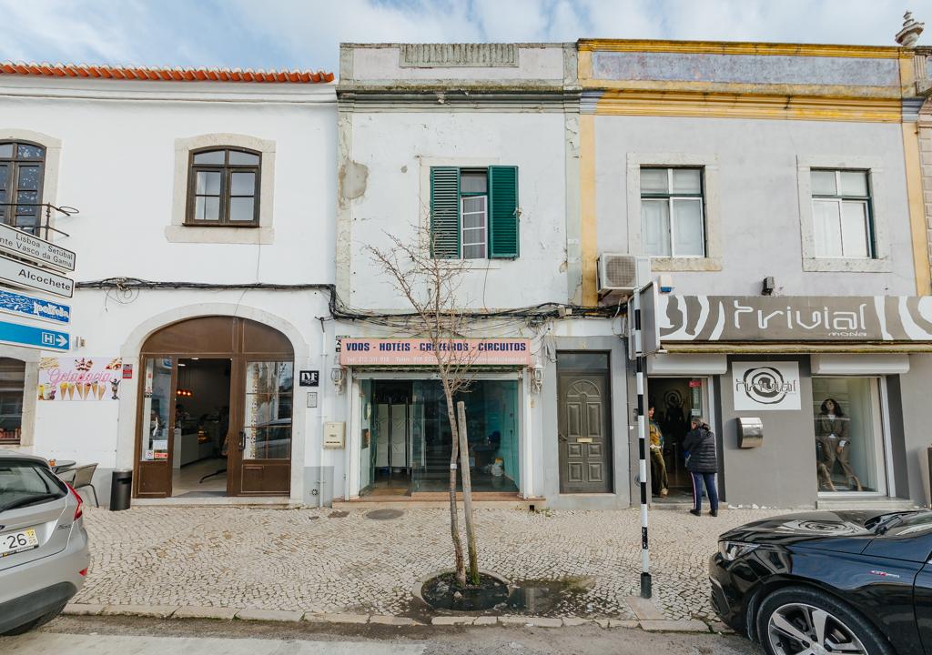Prédio no Montijo com apartamento 1º piso e loja R/c - Image 1