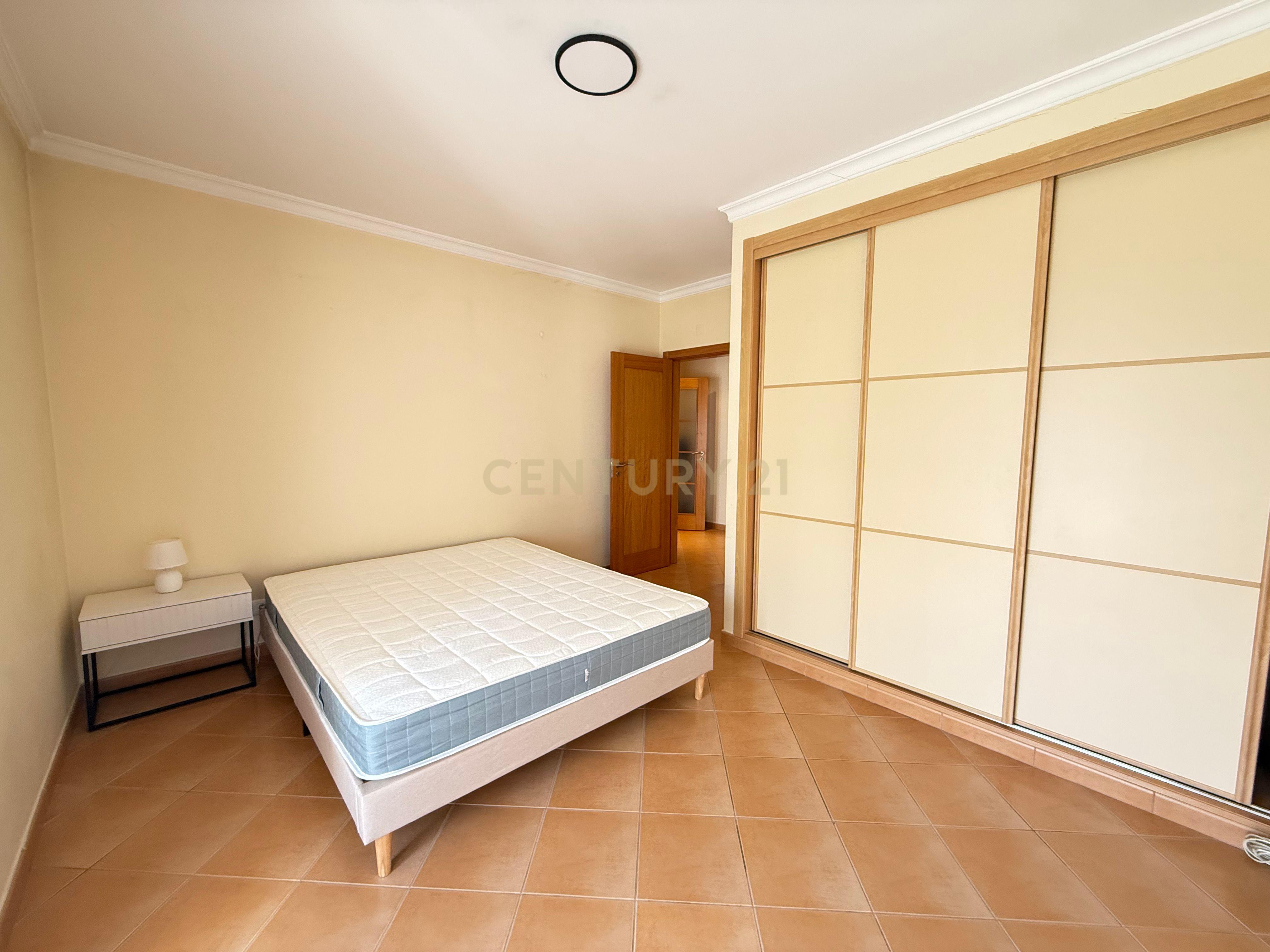 Fotografia 8 de Apartamento T2 Semi-Novo com Garagem em Armação de Pêra – Conforto, Modernidade e Excelente Localização