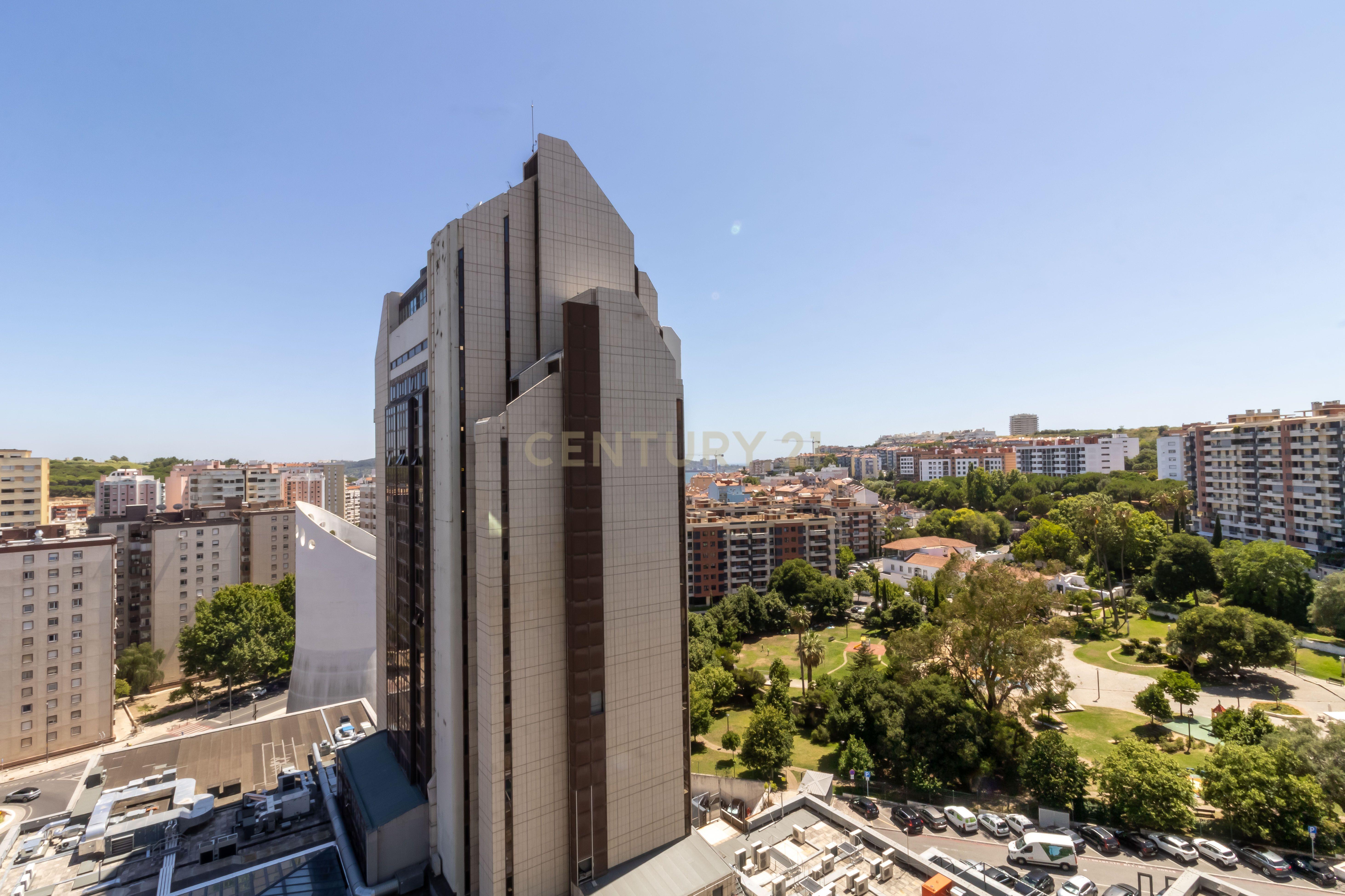 Fotografia 3 de Miraflores | Luz, Espaço e Vistas Desafogadas para Criar uma Casa Única
