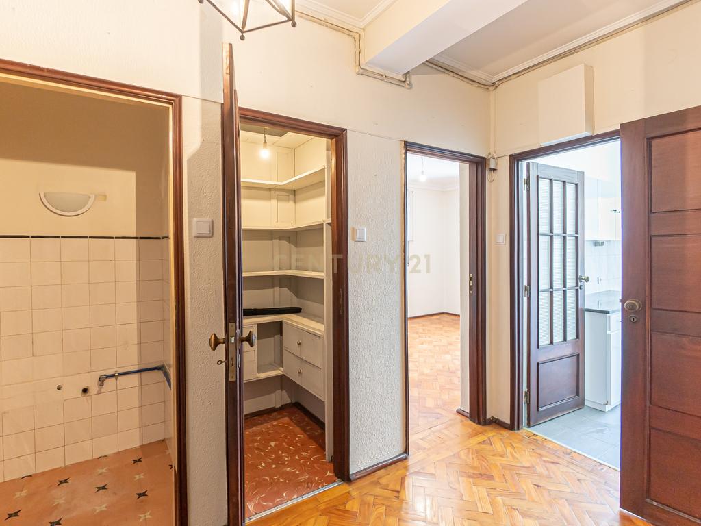 Andar Moradia T5 – Antas, Avenida Fernão de Magalhães – Porto - Image 9