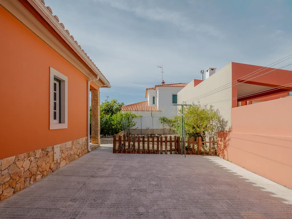 Elegante Moradia T4 com Piscina e Jardim em Mafra: Um Equilíbrio Perfeito entre Campo e Praia - Image 25