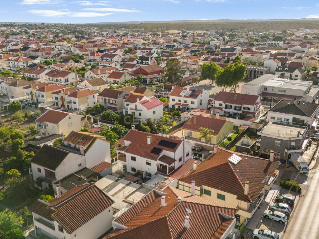 Moradia Geminada T3 com excelentes áreas, terreno e localização privilegiada em Fernão Ferro - Image 31
