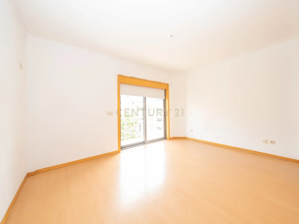 Apartamento T3 com Duas Varandas, Garagem Box e Lugar de estacionamento na Vila Serena, Pinhal Novo - Image 30