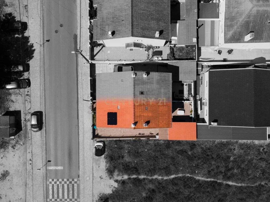 Moradia T2 Geminada com Aproveitamento de Sótão na Quinta do Conde - Image 2