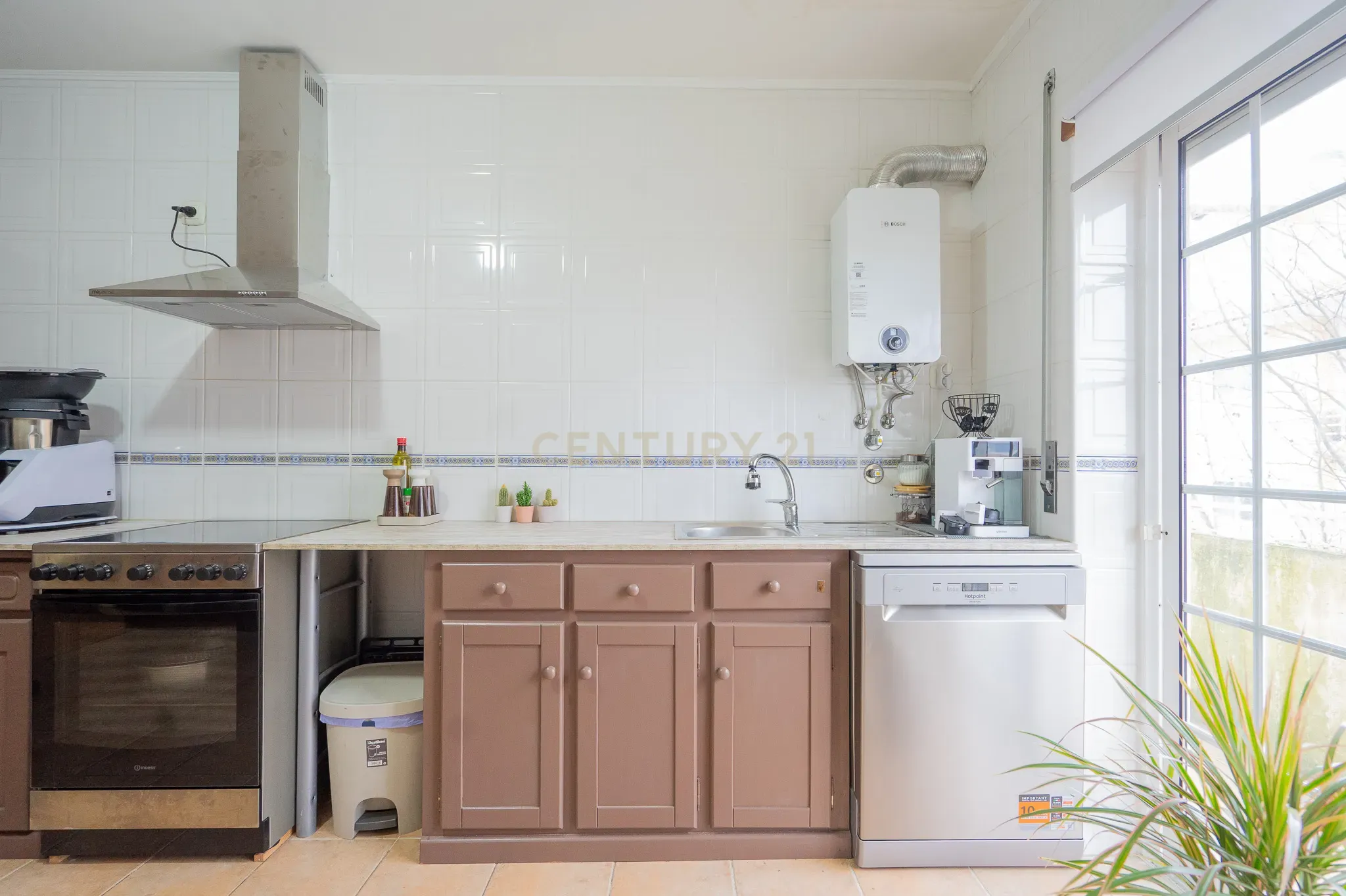 Ótimo Apartamento T3 com boas áreas, lugar de estacionamento, varandas, lareira fechada, cozinha semi equipada. - Image 13