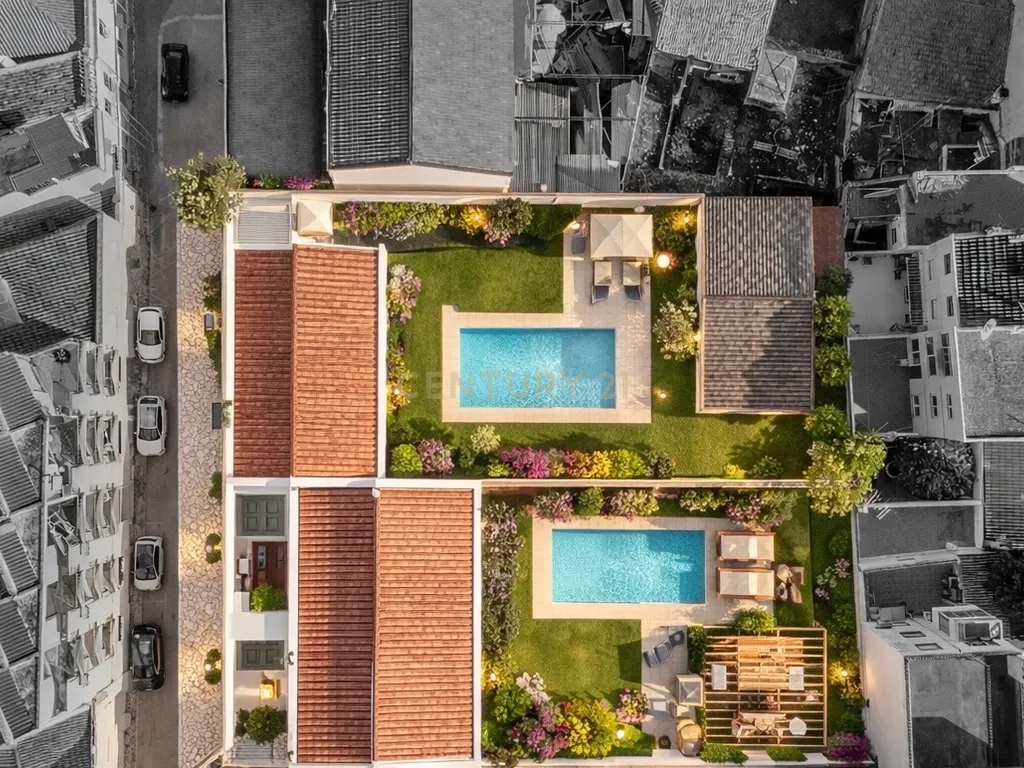OPORTUNIDADE DE INVESTIMENTO - Edifício térreo 323m2 para recuperação no Centro Portimão - Image 1