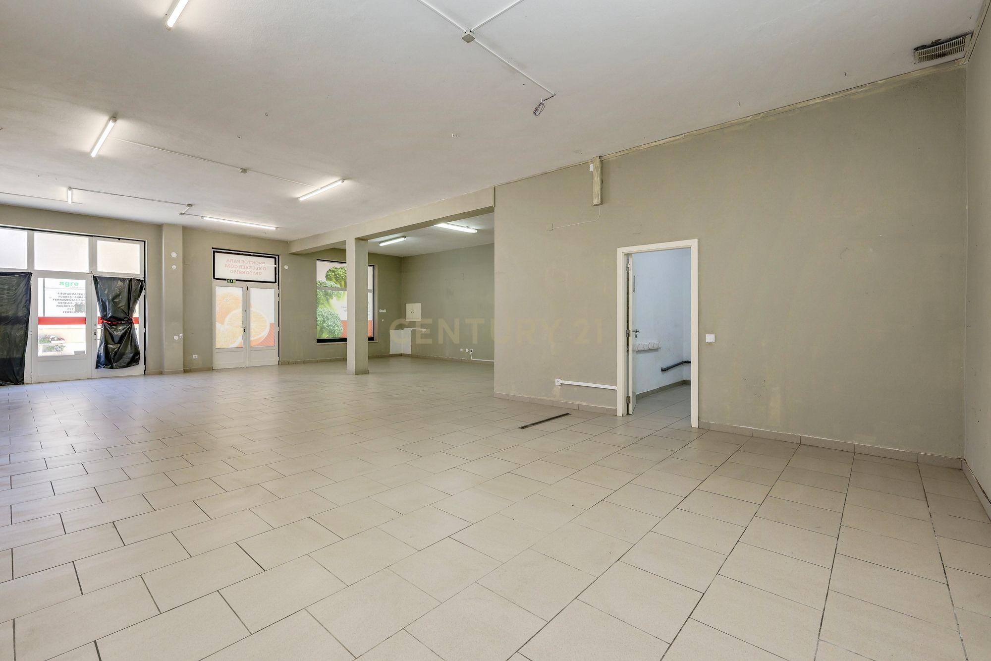 Fotografia 9 de Loja em Leiria - Urbanização Telheiro - 124m2