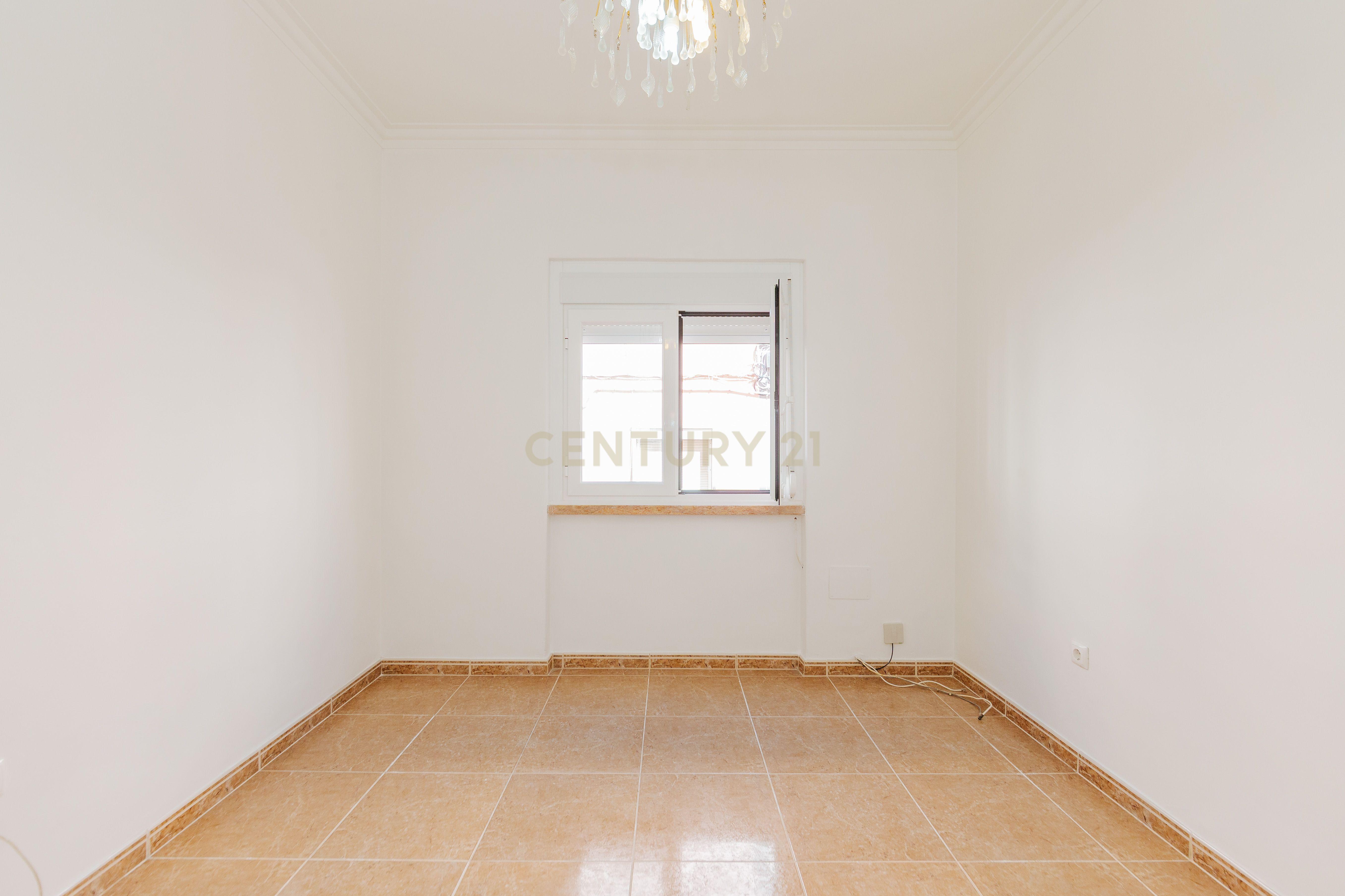 Fotografia 5 de Apartamento T1 situado no Prior Velho, em excelentes condições.