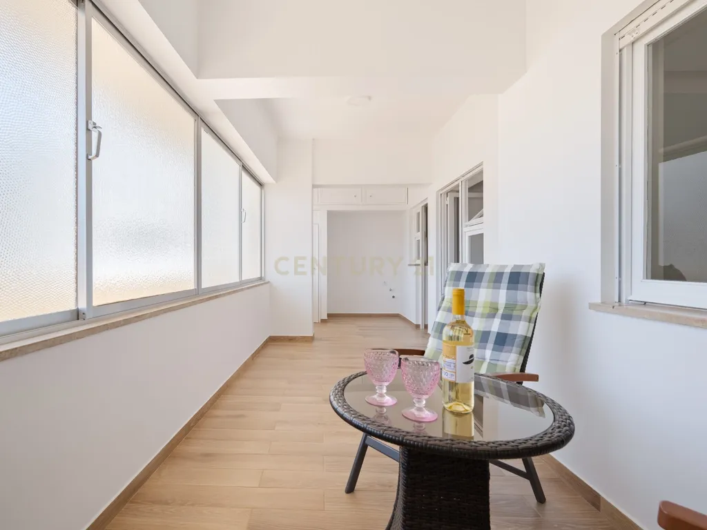 Apartamento T2 renovado em Portimão com varanda, 2 casas de banho e marquise espaçosa - Image 4